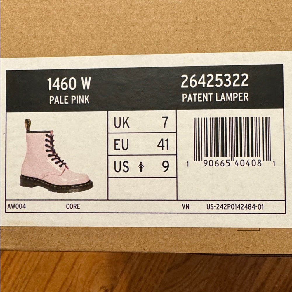 NEW IN BOX DR MARTENS SIZE 9 PALE PINK PATENT LEATHER LACE UP BOOTS - Picture 4 of 4
